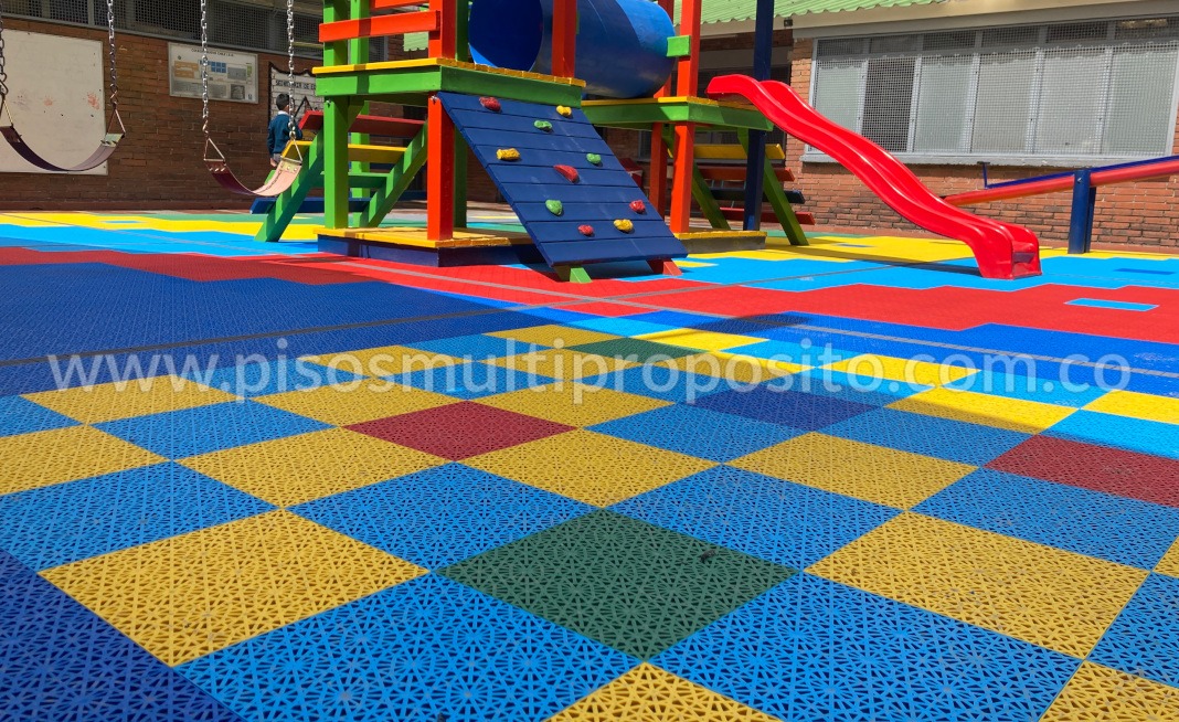 piso plastico para parques infantiles