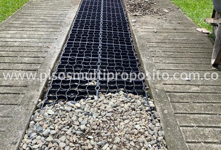 piso plastico permeable MultiTrack con gravilla